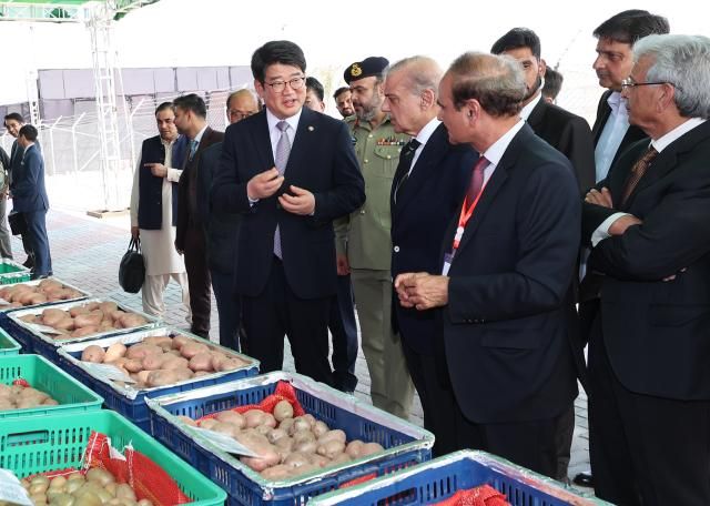 권재한 농촌진흥청장과 셰바즈 샤리프 파키스탄 총리가 지난 24일현지시간 파키스탄 농업연구청에서 열린 씨감자 종합 생산단지 준공식에서 씨감자 종합 생산단지를 둘러보고 있다사진농촌진흥청