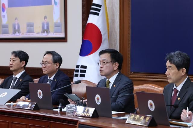 최상목 부총리 겸 기획재정부 장관이 18일 정부서울청사에서 열린 국무회의에서 발언하고 있다사진대통령실통신사진기자단