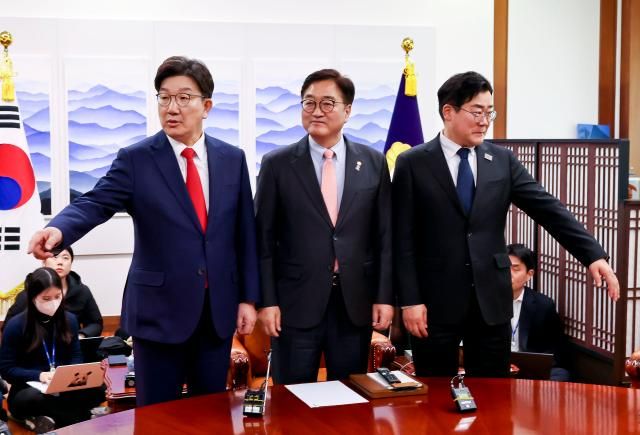 권성동 국민의힘 원내대표왼쪽부터 우원식 국회의장 박찬대 더불어민주당 원내대표가 10일 서울 여의도 국회 의장실에서 열린 국정협의회에 앞서 기념 촬영하고 있다 사진연합뉴스