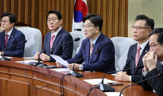 권성동 국민의힘 원내대표가운데가 25일 국회에서 열린 원내대책회의에서 발언하고 있다 사진연합뉴스