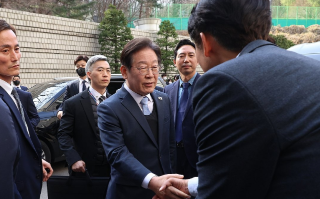 이재명 더불어민주당 대표가 26일 오후 서울고등법원에서 열린 공직선거법 위반 사건 항소심에서 무죄를 선고 받은 뒤 동료 의원과 악수하고 있다 사진연합뉴스