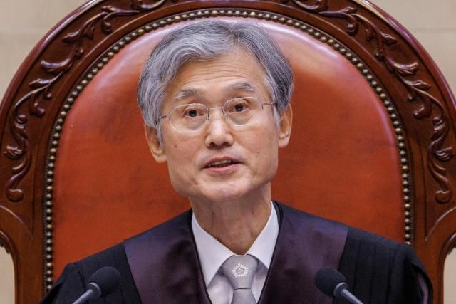 조희대 대법원장이 20일 서울 서초구 대법원에서 열린 성폭력 범죄의 처벌에 관한 특례법 위법강간 등 치상 등에 대한 전원 합의체 선고를 시작하고 있다 사진연합뉴스