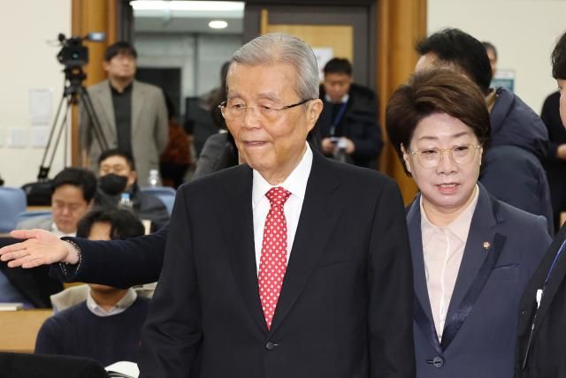 지난달 6일 서울 여의도 국회의원회관에서 성일종 국회 국방위원장 주최로 열린 국가대개조를 위한 개헌 토론회에 김종인 전 국민의힘 비대위원장이 참석하고 있다 사진연합뉴스