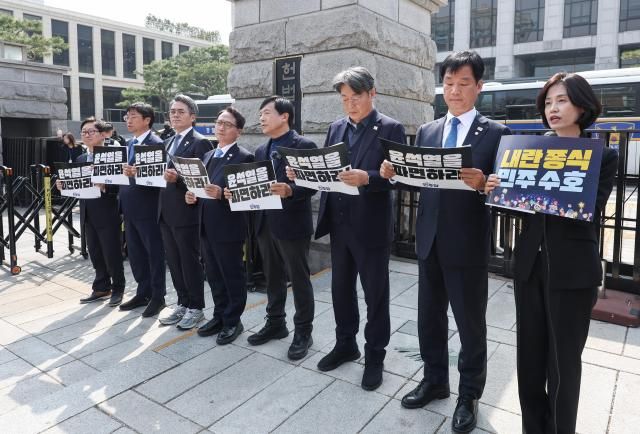 국회 윤석열 대통령 탄핵 소추단 소속 의원들이 지난 24일 서울 종로구 헌법재판소 정문 앞에서 헌재의 윤 대통령 탄핵 심판 선고 기일 지정을 촉구하는 기자회견에 참석해 발언하고 있다 사진연합뉴스