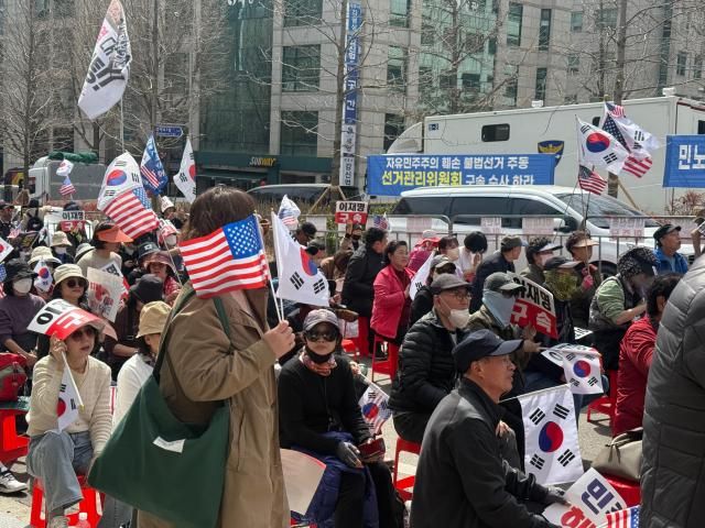 보수단체가 이재명 더불어민주당 대표의 유죄 선고를 촉구하고 있다사진송승현 기자