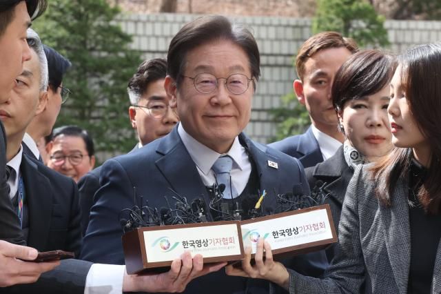 더불어민주당 이재명 대표가 26일 서울 서초구 서울고등법원에서 열린 공직선거법 위반 혐의 2심 선고 공판에 출석하고 있다 사진연합뉴스 