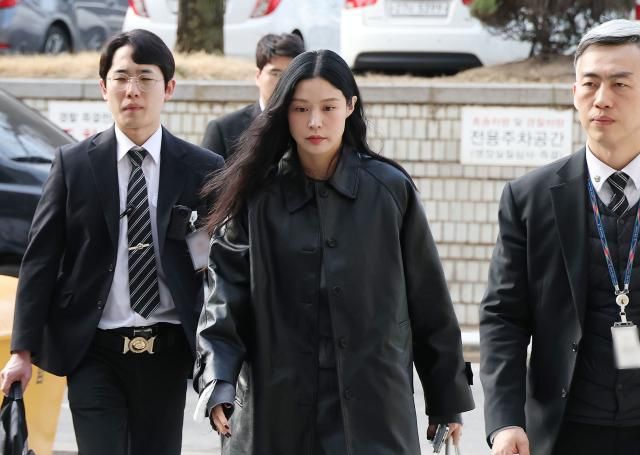  입시 비리 혐의를 받는 조국혁신당 조국 전 대표의 딸 조민씨가 26일 서울중앙지법에서 열린 항소심 첫 재판에 출석하고 있다 사진연합뉴스