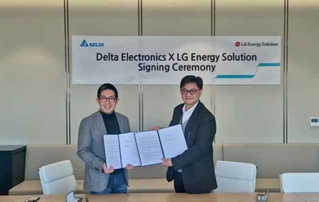 김형식 LG에너지솔루션 ESS전지사업부장과 델타 일렉트로닉스 PVI 사업부 총괄 책임자 마이크 왕Mike Wang이 파트너십을 체결하고 있다 사진LG에너지솔루션 