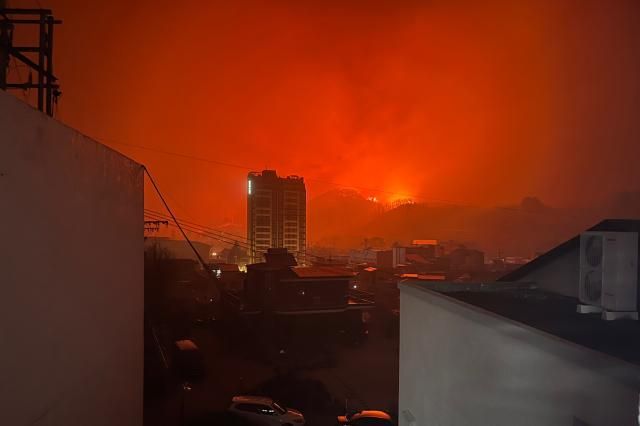 25일 밤 경북 영덕군 영덕읍 주변까지 산불이 확산하고 있다 사진연합뉴스