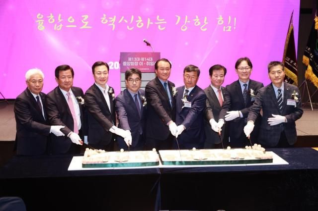 김성섭 중소벤처기업부 차관왼쪽에서 네 번째이 26일 대전 롯데시티호텔에서 열린 ‘중소기업융합중앙회 회장 취임식’에서 관계자들과 기념 촬영을 하고 있다 사진중소벤처기업부 