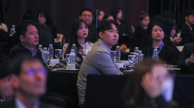 26일 서울 중구 웨스틴조선호텔 그랜드볼룸에서 트럼프 2기Second Presidency of Trump 글로벌 분극화 시대 금융의 위기와 기회라는 주제로 열린 2025 아시아태평양금융포럼2025 APFF이 열렸다 포럼에 참석한 일반 시민들이 모리스 옵스펠드 UC버클리 교수의 기조강연에 귀기울이고 있다남궁진웅 기자 timeidajunewscom