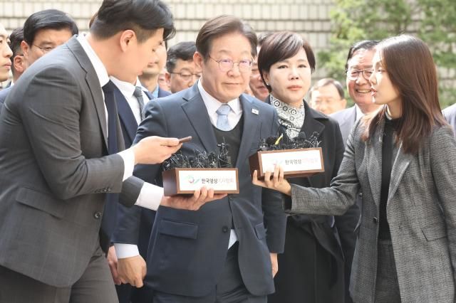 이재명 더불어민주당 대표가 26일 서울 서초구 서울고등법원에서 열린 공직선거법 위반 혐의 2심 선고 공판에 출석하고 있다 사진연합뉴스