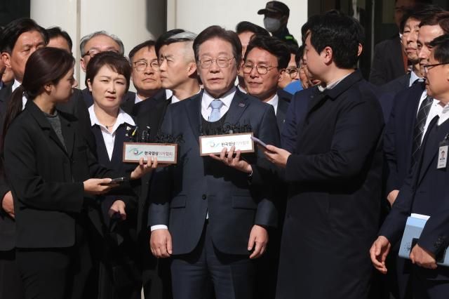 더불어민주당 이재명 대표가 26일 서울 서초구 서울고등법원에서 열린 공직선거법 위반 항소심에서 무죄를 선고받은 뒤 입장을 밝히고 있다 사진연합뉴스