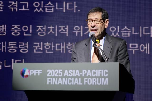 모리스 옵스펠드Maurice Obstfeld UC버클리대 교수가 ‘트럼프 시즌2 세계에 미치는 영향’을 주제로 기조강연을 하고 있다 사진유대길 기자 dbeorlf123ajunewscom