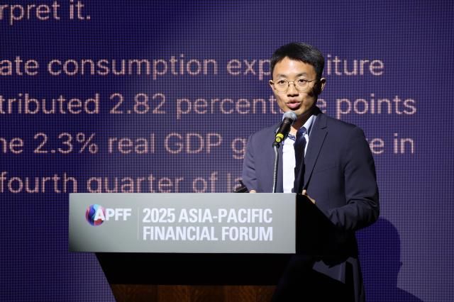 26일 서울 중구 웨스틴조선호텔 그랜드볼룸에서 트럼프 2기Second Presidency of Trump 글로벌 분극화 시대 금융의 위기와 기회라는 주제로 열린 2025 아시아태평양금융포럼2025 APFF에서 강구상 대외경제정책연구원 북미유럽팀장이 주제강연을 하고있다사진AJP 한준구