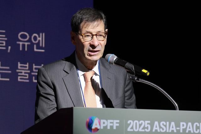 모리스 옵스펠드Maurice Obstfeld UC버클리대 교수가 트럼프 시즌2 세계에 미치는 영향이라는 주제로 기조강연을 하고 있다 사진유대길 기자