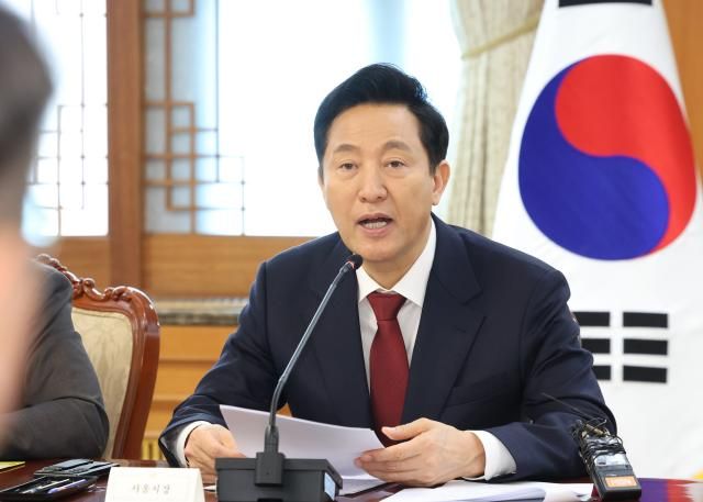 오세훈 서울시장이 지난 25일 정부서울청사에서 열린 치안관계장관회의에서 안건 보고를 하고 있다 사진연합뉴스