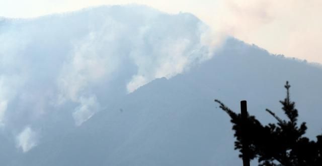 26일 경남 산청군 시천면 구곡산과 지리산국립공원 경계 지역에서 연기가 피어오르고 있다 사진연합뉴스