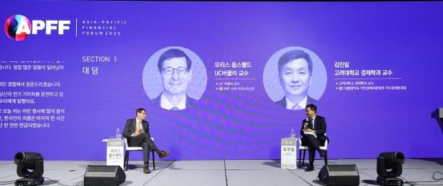 26일 서울 중구 웨스틴조선호텔 그랜드볼룸에서 트럼프 2기Second Presidency of Trump 글로벌 분극화 시대 금융의 위기와 기회라는 주제로 열린 2025 아시아태평양금융포럼2025 APFF에서 모리스 옵스펠드Maurice Obstfeld UC버클리대 교수와 김진일 고려대 경제학과 교수가 대담을 하고있다사진AJP 한준구 기자