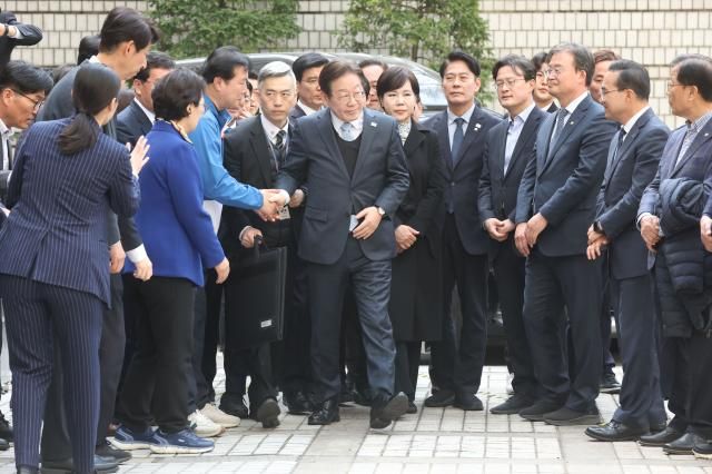 이재명 더불어민주당 대표가 26일 서울 서초구 서울고등법원에서 열린 공직선거법 위반 혐의 2심 선고 공판에 출석하고 있다 사진사진공동취재단