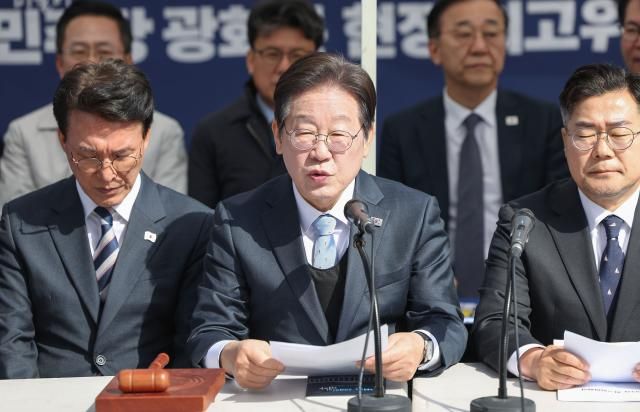 이재명 더불어민주당 대표가 26일 서울 종로구 광화문 천막당사에서 열린 최고위원회의에서 발언하고 있다 사진연합뉴스