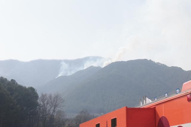 경남 산청 산불 발생 엿새째인 26일 산청군 시천면 구곡산과 지리산국립공원 경계 지역에서 연기가 피어오르고 있다사진연합뉴스