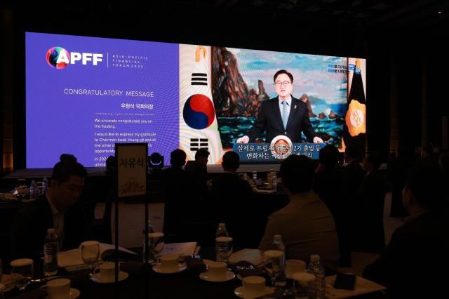 우원식 국회의장이 26일 서울 중구 웨스틴조선호텔 그랜드볼룸에서 트럼프 2기Second Presidency of Trump 글로벌 분극화 시대 금융의 위기와 기회라는 주제로 열린 2025 아시아태평양금융포럼2025 APFF에서 영상축사를 하고 있다 20250326사진유대길 기자 dbeorlf123ajunewscom