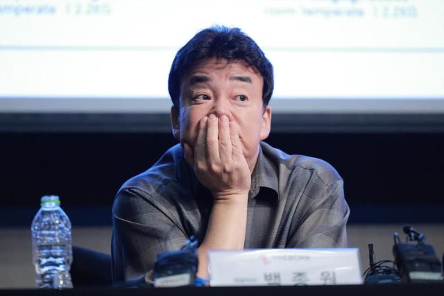 백종원 더본코리아 대표이사가 28일 오후 서울 영등포구 콘래드호텔에서 열린 더본코리아 기업설명회에 참석하고 있다 20241028사진유대길 기자 dbeorlf123ajunewscom