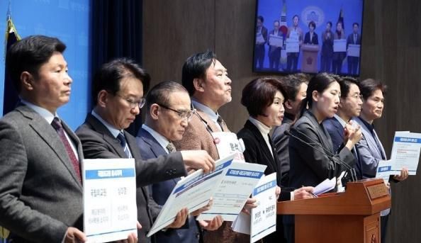 더불어민주당 외교통일위원회 소속 위원들이 27일 국회에서 심우정 검찰총장 딸의 외교부 특혜 취업 의혹 관련 기자회견을 하고 있다 사진연합뉴스