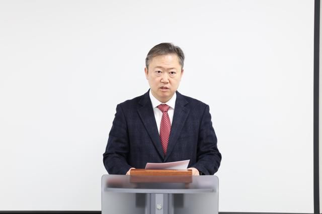 신윤서 코스맥스비티아이 부사장이 27일 열린 경기도 판교에 위치한 코스맥스비티아이 건물에서 열린 제32기 정기주주총회에서 인사말을 하고 있다 사진코스맥스그룹