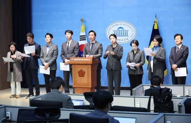 국회 과방위 소속 야당 위원들이 27일 국회 소통관에서 방송통신위원회가 전날 전체 회의를 열어 신동호 EBS 사장 임명 동의에 관한 건을 의결한 것과 관련 규탄 기자회견을 하고 있다