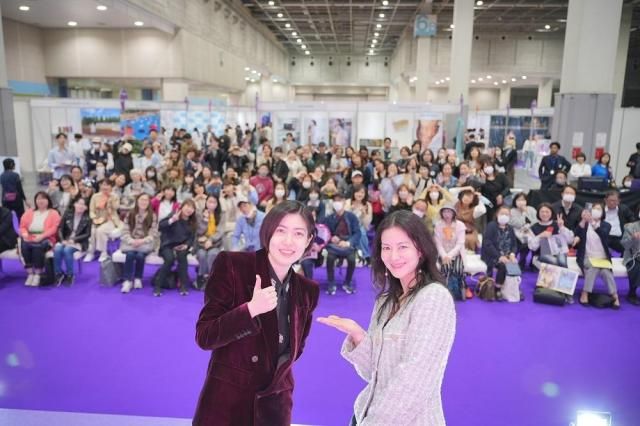 관객들과 파이팅하는 심은경 배우 사진엑스포럼