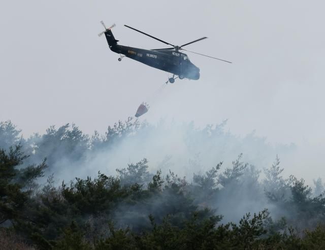  27일 엿새째 산불이 이어지고 있는 울산시 울주군 온양읍에서 진화 작업을 하는 시 임차 헬기가 진입하고 있다사진연합뉴스