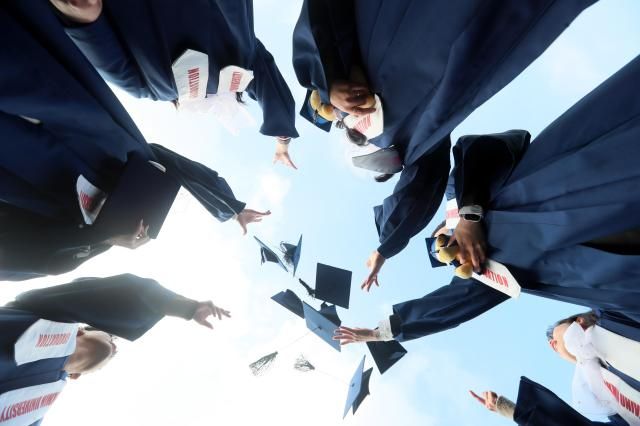 지난 2024년 서울 성북구 국민대학교에서 열린 2023학년도 전기 학위수여식에서 졸업생들이 학사모를 던지고 있다 사진유대길 기자 dbeorlf123ajunewscom