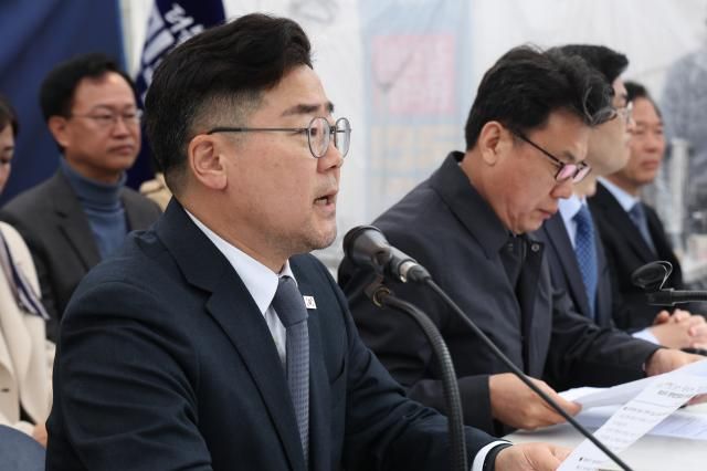 박찬대 더불어민주당 원내대표가 27일 서울 종로구 광화문 천막당사에서 열린 정책조정회의에서 발언하고 있다 사진연합뉴스