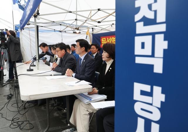 진성준 더불어민주당 정책위의장이 27일 서울 종로구 광화문 천막당사에서 열린 정책조정회의에서 발언하고 있다 사진연합뉴스