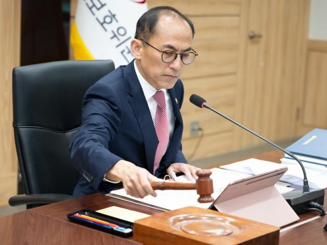 고학수 개인정보보호위원장이 26일 오후 정부서울청사에서 개최된 2025년 제7회 개인정보보호위원회 전체회의에서 의사봉을 두드리고 있다 사진개인정보보호위원회