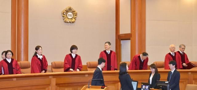 문형배 헌법재판소장 권한대행을 비롯한 헌법재판관들이 27일 일반 헌법소원 사건 선고를 위해 서울 종로구 헌법재판소 대심판정에 입장하고 있다 사진연합뉴스
