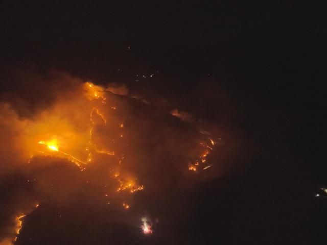  26일 오후 9시 21분께 전북 무주군 부남면의 한 주택에서 난 불이 산으로 번져 연기가 치솟고 있다사진전북특별자치도 소방본부