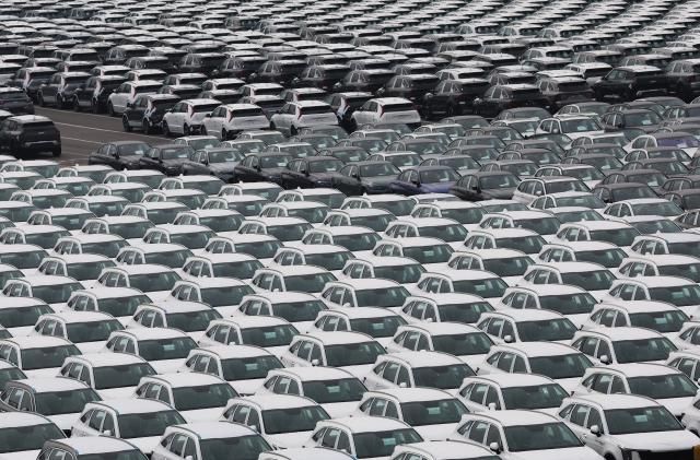 도널드 트럼프 미국 대통령이 외국산 자동차에 대한 25％ 관세 부과를 공식화한 27일 경기도 평택항에 수출용 자동차들에 세워져 있다 사진연합뉴스