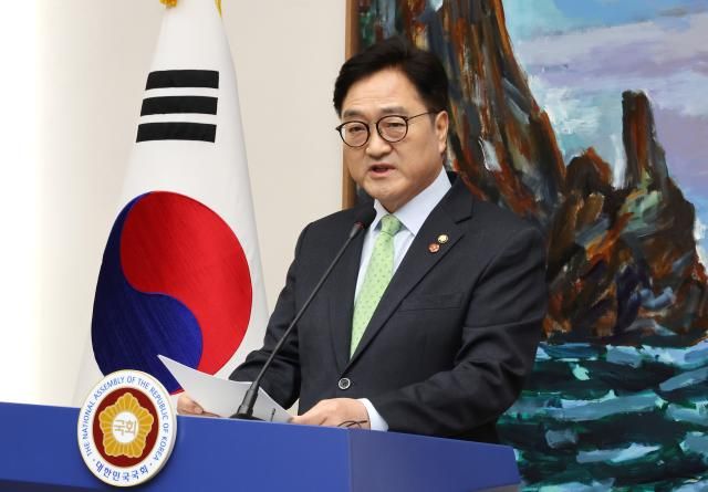 우원식 국회의장이 27일 국회에서 헌법재판소의 대통령 탄핵심판 선고 지체 상황 등과 관련한 담화문을 발표하고 있다 사진연합뉴스