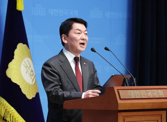 안철수 국민의힘 의원이 23일 국회 소통관에서 최상목 대통령 권한대행에 대한 민주당과 야당의 탄핵소추안 발의와 관련한 기자회견을 열고 대한민국 체제를 파괴하는 이재명 대표는 정계를 은퇴하고 재판에 전념하라고 말하고 있다 사진연합뉴스