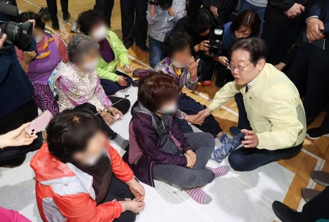 이재명 더불어민주당 대표가 27일 경북 의성군 점곡면 점곡초등학교에 마련된 산불 대피소를 찾아 이재민을 위로하고 있다 사진연합뉴스