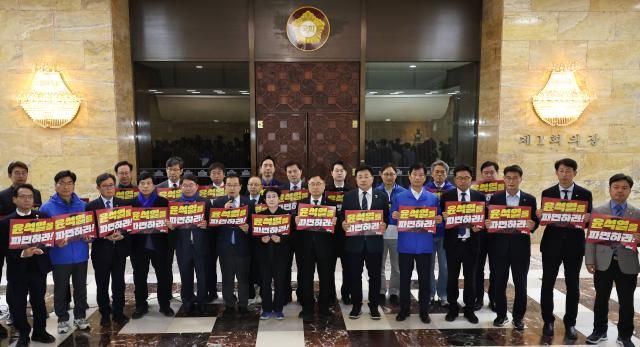 더불어민주당 초선의원 모임인 더민초 소속 의원들이 28일 국회 로텐더홀에서 비상시국대응 긴급기자회견을 열고 있다 사진연합뉴스