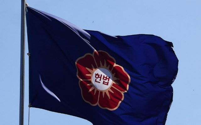 헌법재판소가 윤석열 대통령 탄핵심판 선고를 앞두고 논의를 이어가고 있는 28일 서울 종로구 헌재 깃발이 바람에 날리고 있다 사진연합뉴스