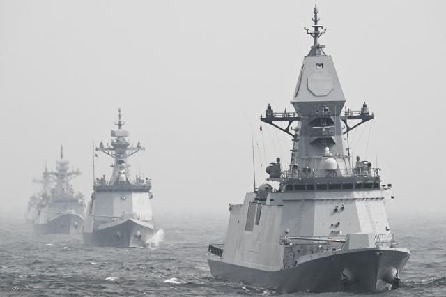 해군이 제10회 서해수호의 날을 맞아 지난 25일부터 오는 27일까지 동·서·남해 전 해역에서 훈련을 실시한다고 26일 밝혔다 충남함FFG-Ⅲ 3600톤이 실사격 훈련을 하고 있다 2025326 사진공동취재단