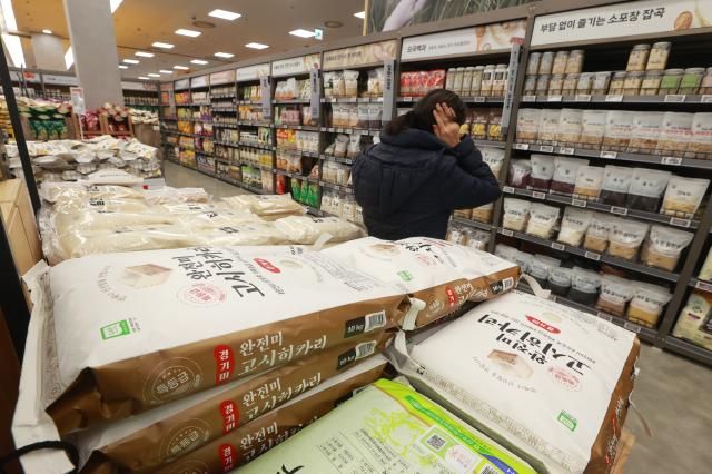 서울의 한 대형마트에 진열된 쌀사진연합뉴스