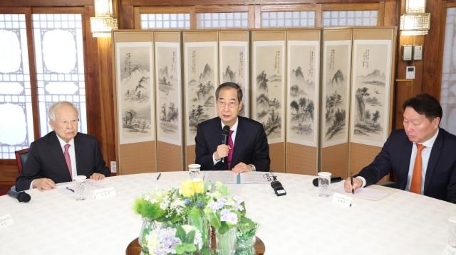 한덕수 대통령 권한대행 국무총리가 27일 서울 종로구 총리공관에서 열린 경제6단체 간담회에서 발언하고 있다 사진연합뉴스