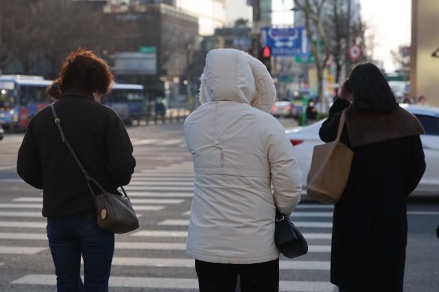 전국 대부분 지역의 아침 기온이 영하로 떨어진 지난 19일 서울 종로구 광화문네거리에서 두꺼운 옷을 입은 시민들이 발걸음을 재촉하고 있다 사진연합뉴스