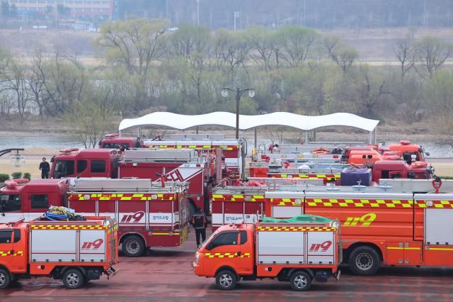 28일 오전 경북 안동시 낙동강변 둔치에 마련된 소방지휘본부에서 전국 각지에서 모인 소방차들이 대기를 하고 있다 사진연합뉴스